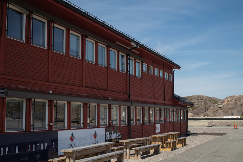 Baksiden av bygget med sitteplasser og kiosk